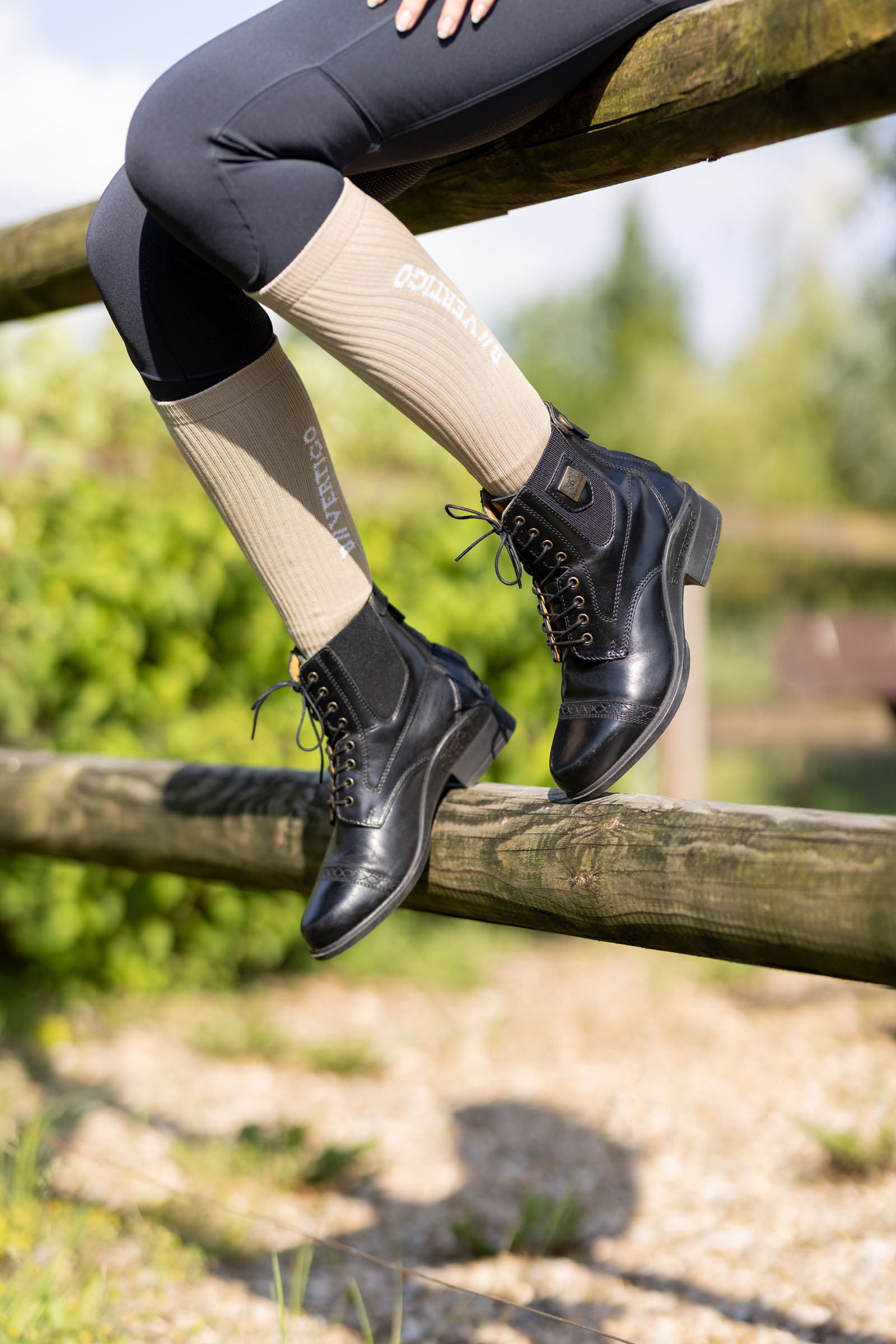 B Vertigo Jupiter Stivali Jodhpur in pelle con lacci sul davanti da donna