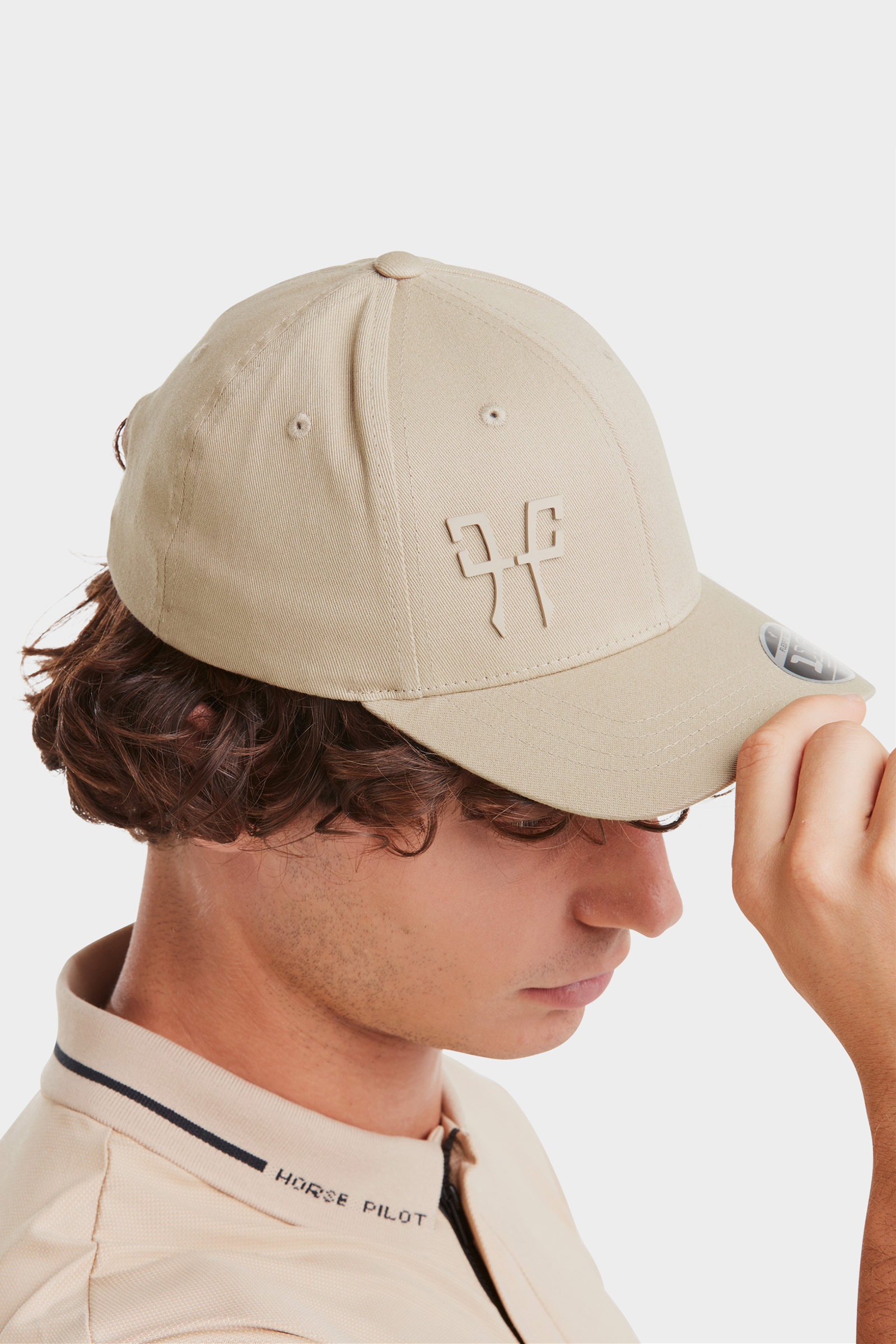 Latte Horse Pilot Flexfit cappello