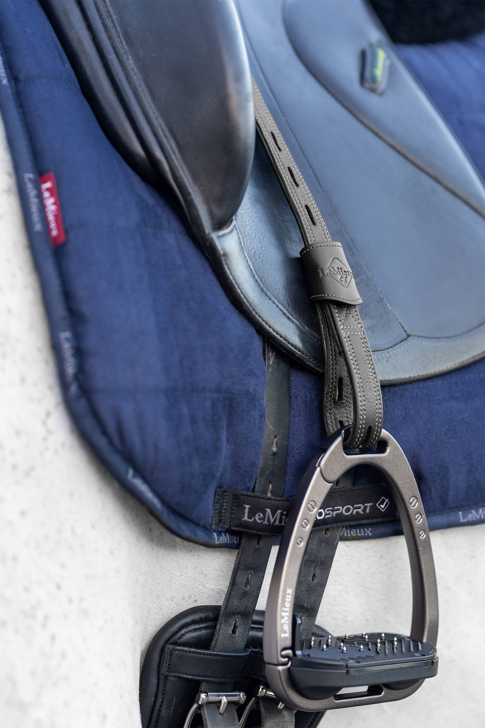 LeMieux Vector Staffa in cuoio Close Contact